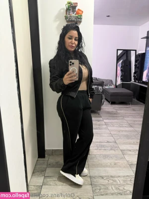 laura_brez30 [ laura-brez30 ] - Does anyone wanna help me work up a sweat?