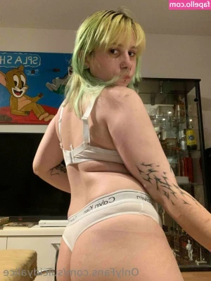 suicidyalice - I work out 😜 and twerk out !