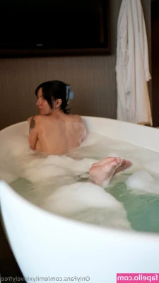 emilyxlovelyfree [ emilyxlovelyfree-3 ] - Quiero ser niña buena pero me porto mal 🔥😈