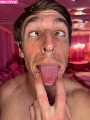 tongueandspit - This is me sitting on a chair and relaxing ☺️