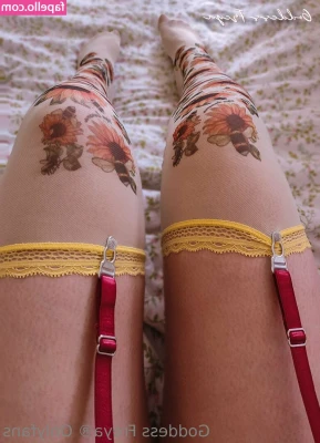 freyas.kingdom [ freyas-kingdom ] - $40 dm me includes a 15 mins foot worship video. 🦵🏻 🦶