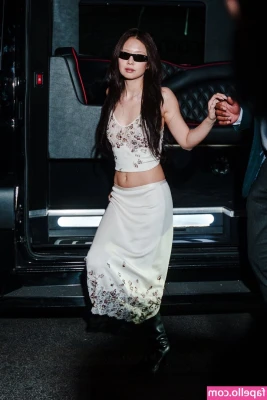 Jennie | BLΛƆKPIИK [ jennie-blkpik ] - Do you like this hole in my bra?😋💋
