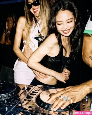 Jennie | BLΛƆKPIИK [ jennie-blkpik ] - Skin tightttt 😘