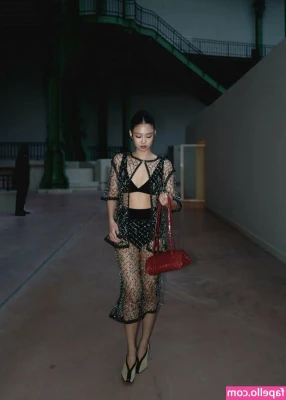Jennie | BLΛƆKPIИK [ jennie-blkpik ] - Sniffing and sucking Paulinha's sweaty feet