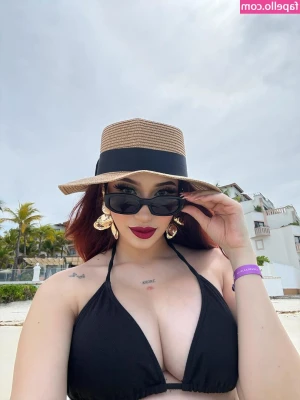Alejandra Trillo [ alejandra-trillo ] - Summer is the perfect time for something hot 😍