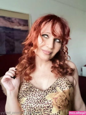 miss_bettyy [ miss-bettyy ] - VIXEN can’t stop touching herself! Unlock, unzip and enjoy 😏