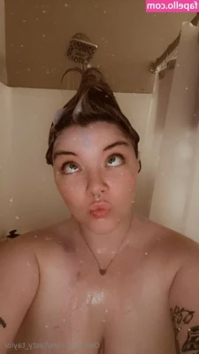 tasty_taylor [ tasty-taylor ] - How do my tits look with my wet t-shirt? 💦