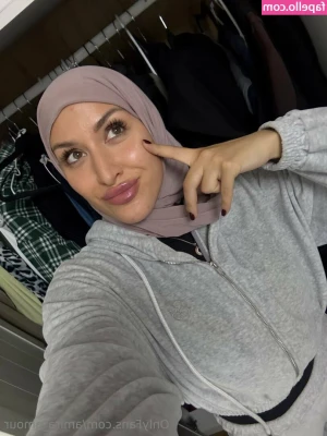 Amira_amour [ amira-amour ] - A few lucky betas got to worship these feet today 😏