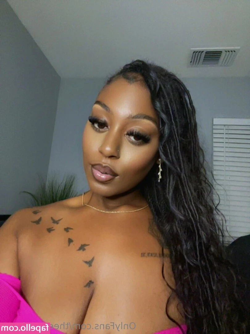 theenaeebaee - Papacito quiero un rico masaje con tu boca en mis pies