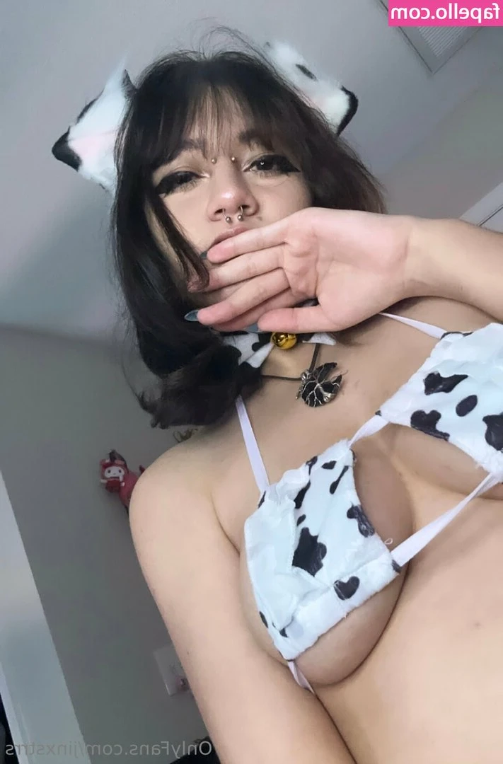 jinxstrrs - Are you staring at my ass and legs? 😜