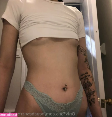 peachesncreamiifree - Just vibing, giving head and listening to music~ Anyone want this to