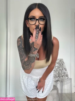 jennnnniferthomson - Eat me my slaves Leather boots ✅ Leather bra ✅ Whip ✅ Sexy