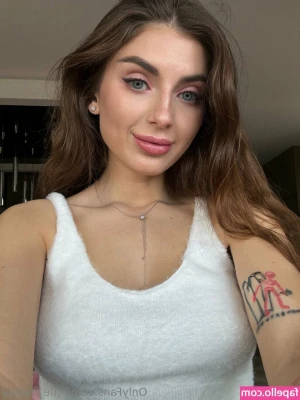 little_mollyy [ little-mollyy ] - A little lunch time tease for you on this thirsty Thursday 💦  Drop
