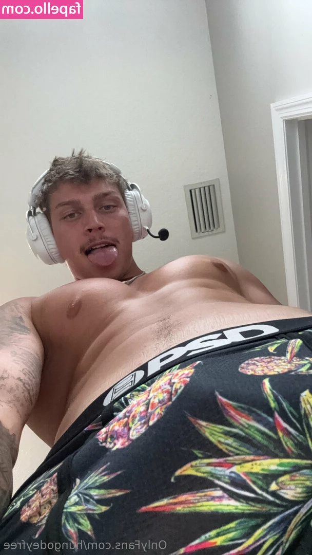 hungodeyfree [ hungodeyfree-1 ] - Mmmmm  I m feeling cheeky  Tip me and I ll send you a surprise