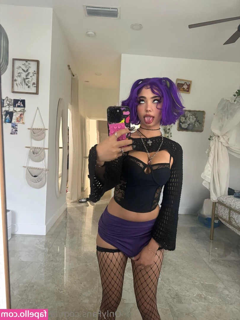 layladelinexo [ layladelinexo-3 ] - flexing my pecs  amp  my vapormax