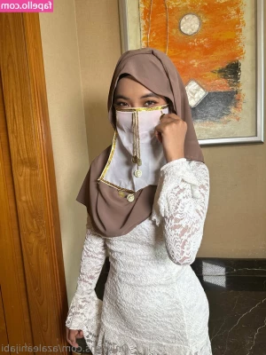 azaleahijabi - mmmm would love someone to replace my dildo