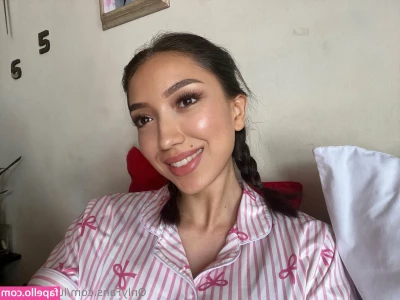 Lucia.vargas [ lucia-vargas ] - Christmas morning, opening gifts from fans 🎁