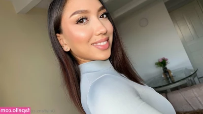 Lucia.vargas [ lucia-vargas ] - Just some light stretching 😌