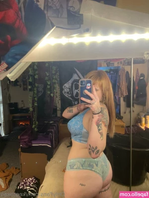 kegroxan - I don’t need clothes to twerk