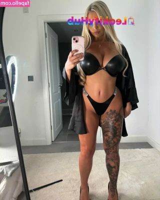 morganhollymoore - Fiery brunette  iamkircrash Loves to stretch her tight pussy with her