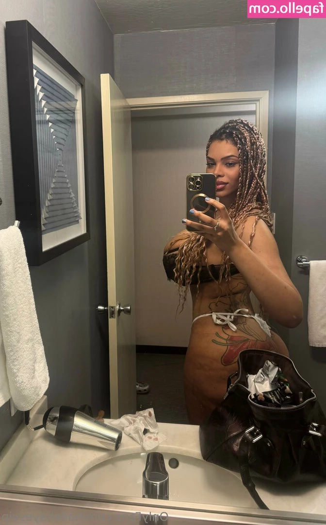 hallehayesvip - I left a space in my bed for you 😘😈