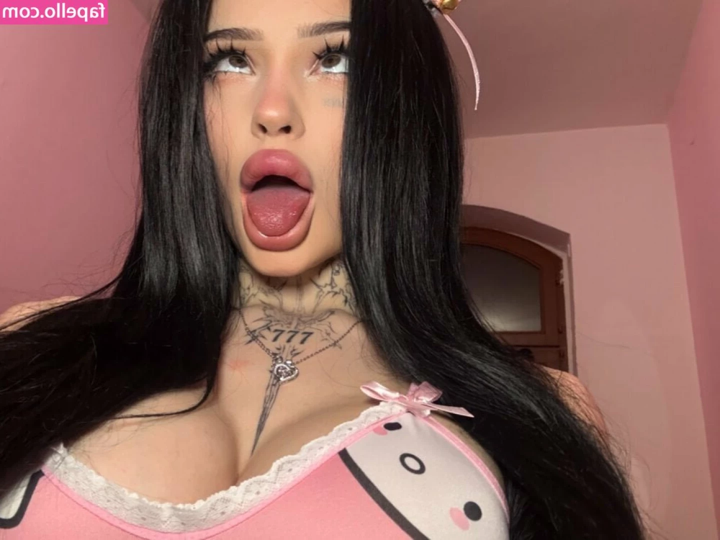 madelinexx [ madelinexx-1 ] - Just masterbated  This is the closest you ll get to my pussy