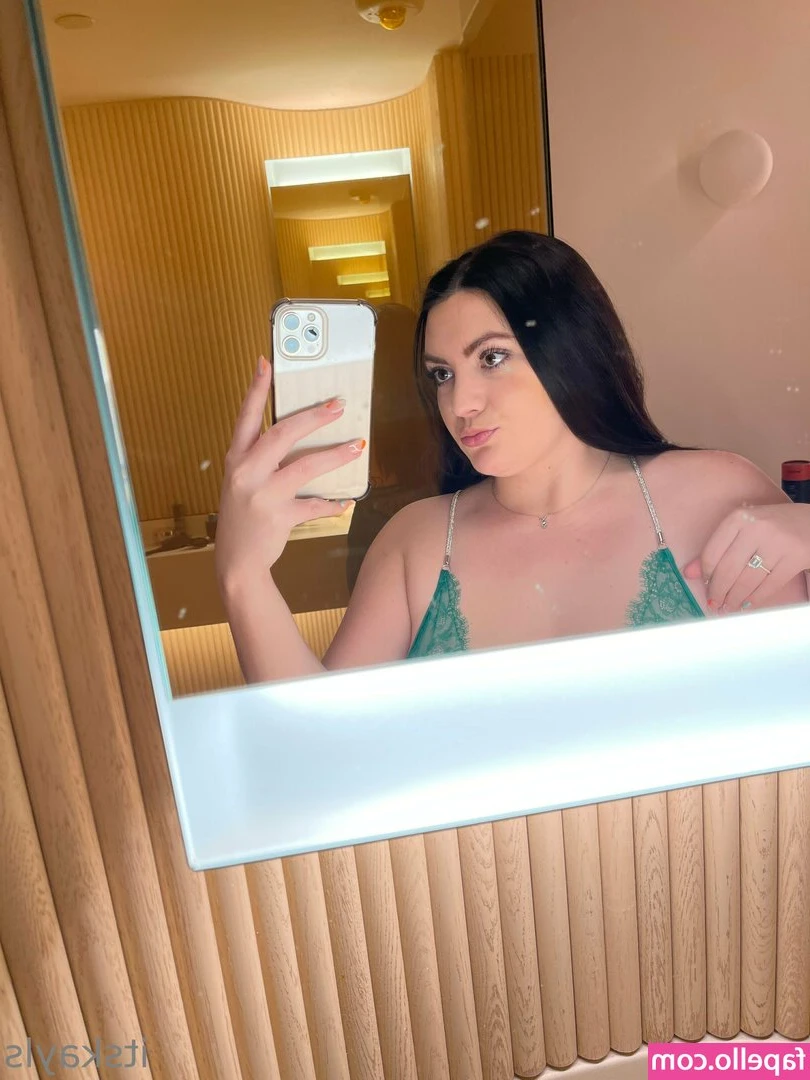 itskayls - Handbra per voi 🥵 Vi auguro un buon sabato sera 😛  Tip da 15$