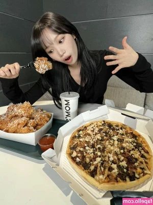 Kim Chaewon [ kim-chaewon-1 ] - I slept in today.. but woke up rockkkk hard 🤤 Can someone help me