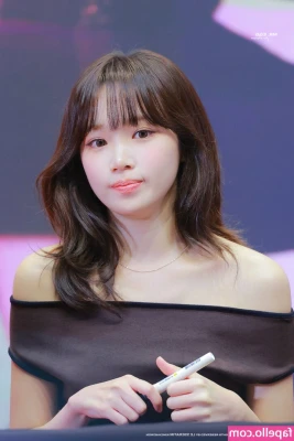 Kim Chaewon [ kim-chaewon-1 ] - After my walk: all hot, not bothered😂 My face though...I’m here