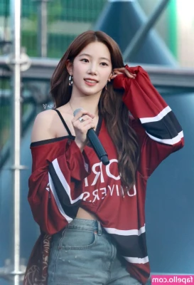 Kim Chaewon [ kim-chaewon-1 ] - How's the view from down there 😳