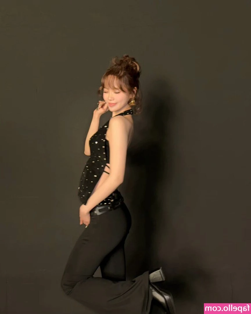 Kim Chaewon [ kim-chaewon-1 ] - Show some gratitude to your goddess just because I exist and Im hot  