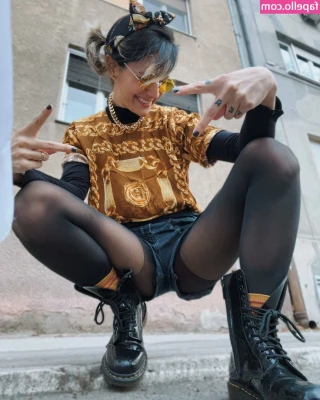 Ohnips - Is red the sexiest color?