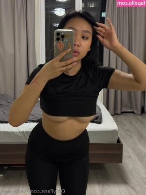 kaya_leee [ kaya-leee ] - Happy Friday!  Kairi's outfits are stylish and the zippers are