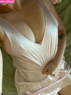 pale_pink_cutie [ pale-pink-cutie ] - Naughty housewife checking in for duty 🙆🏻‍♀️