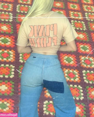 Bigblockblondie - Ass so fat you can see it from the front ;)