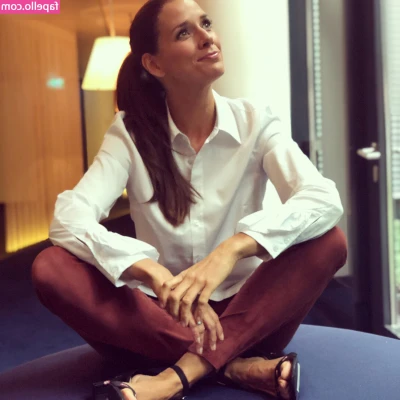 Elena Bruhn [ elena-bruhn ] - Do these yoga pants make my ass look fat? 🤣