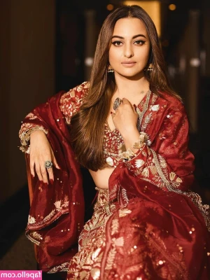 Sonakshi Sinha [ sonakshi-sinha ] - I know you want me to spread my 🍑 for you! 😋