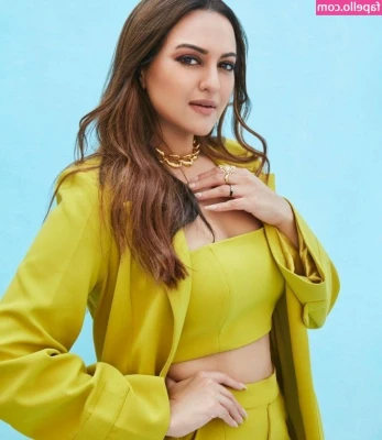 Sonakshi Sinha [ sonakshi-sinha ] - Hope I can make your night just a little bit better 😘 swipe 👉