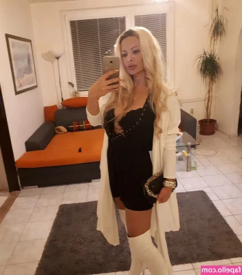 Andrea Paliatková Reina [ andrea-paliatkova-reina ] - I'm still waiting on you! 😏