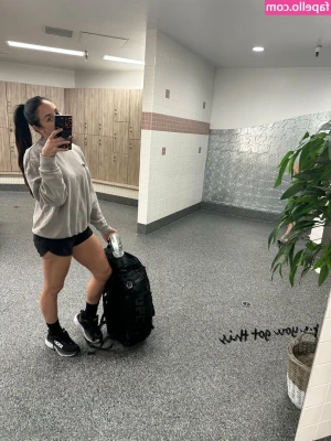 jessicapenne - Netflix and chill anyone??? 🍑🥵❤️