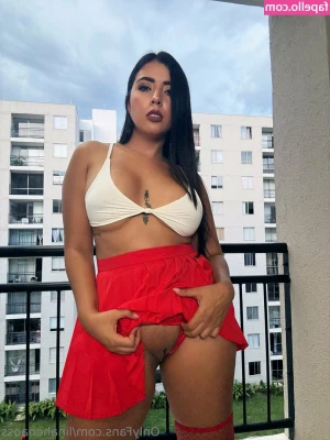 linahenaoss - I’m an artsy girl nude on the public bench 👩‍🎨