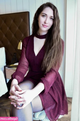 Venusyourgod - I love being on my knees for you daddy .. I want your hardness here