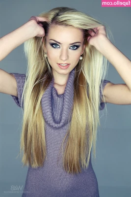 Diana Blond [ diana-blond ] - Me encanta como se me marca el culo en la cerca   aunque quisiera que