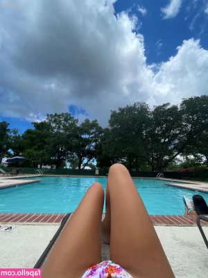 Madeline Hope / hadelinemope [ madeline-hope-hadelinemope ] - isn't the sky just so blue today? 🤭😏