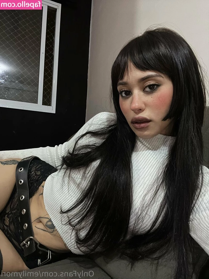 emilymori - Al centro y bien duro papí  Soy para tí
