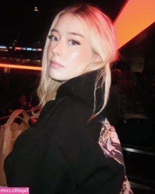 Blondepraxis - No caption just bewbs