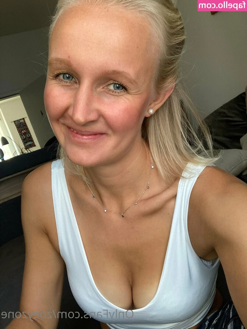 zoeyzone - I hate mondays 😩  To my longtime fans: I'm gonna send youy