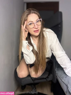 hot_mommy_i [ hot-mommy-i ] - Suns Out… Buns Out