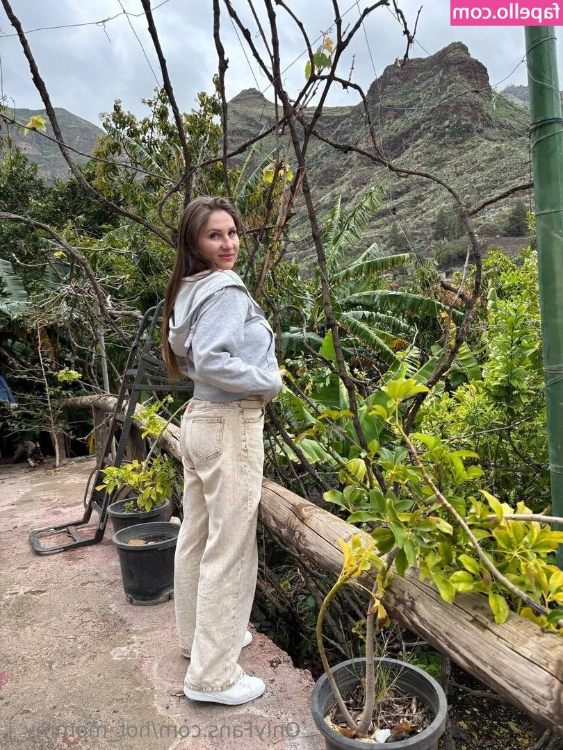 hot_mommy_i [ hot-mommy-i ] - Time for something a little more playful 😋🐰🥕