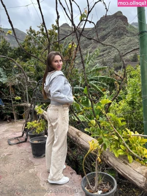 hot_mommy_i [ hot-mommy-i ] - Time for something a little more playful 😋🐰🥕